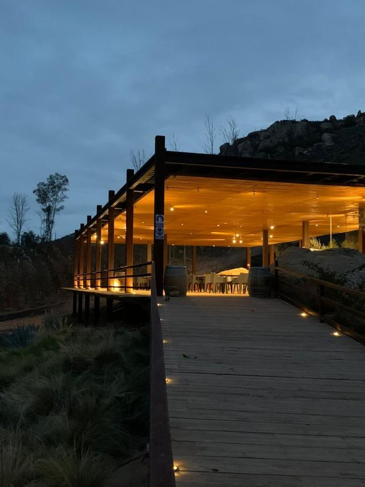Pasarela iluminada al atardecer en el Valle de Guadalupe