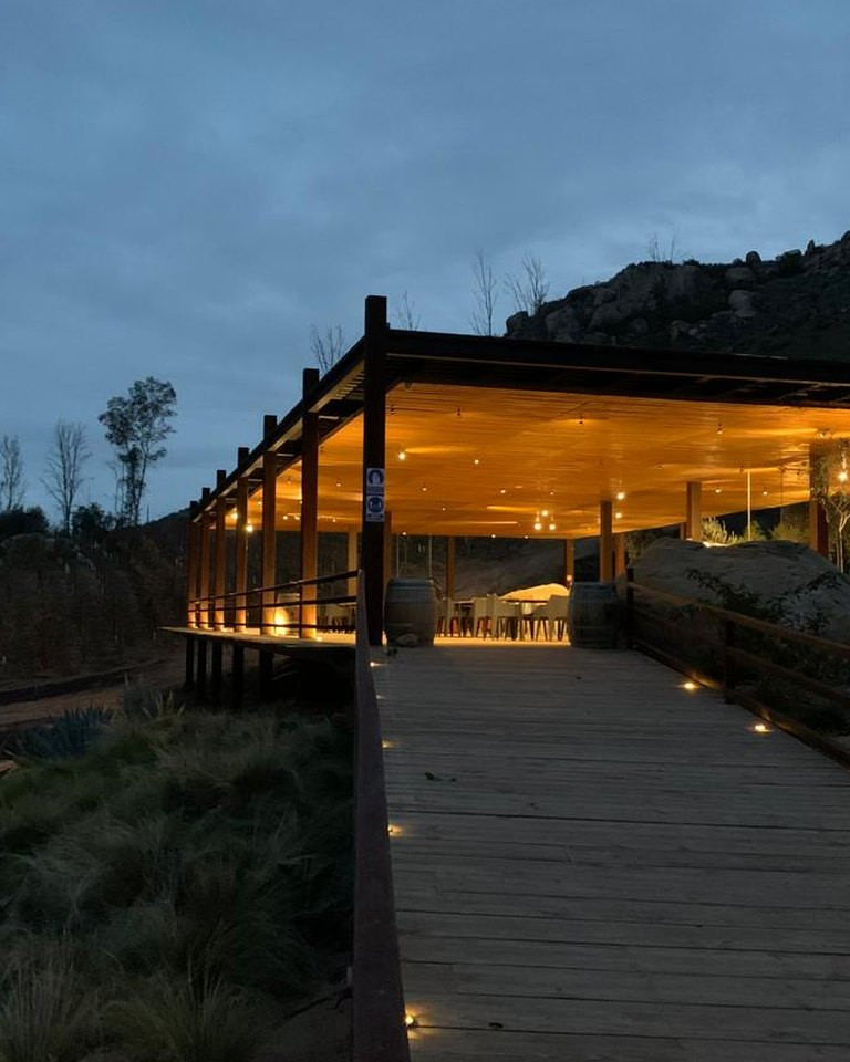 Pasarela iluminada al atardecer en el Valle de Guadalupe