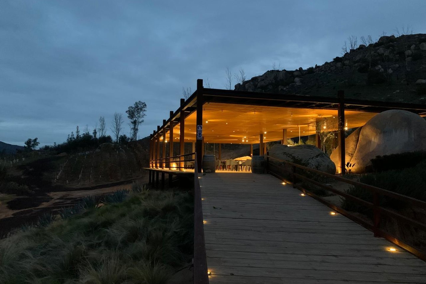 Pasarela iluminada al atardecer en el Valle de Guadalupe