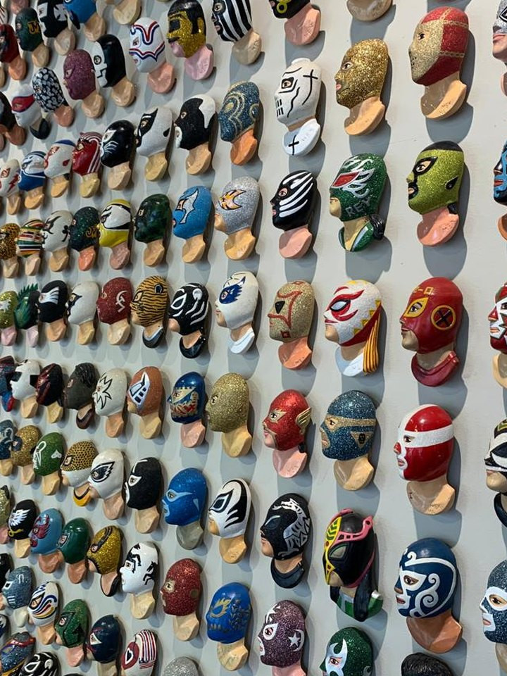 Muro de máscaras de luchador en Tijuana