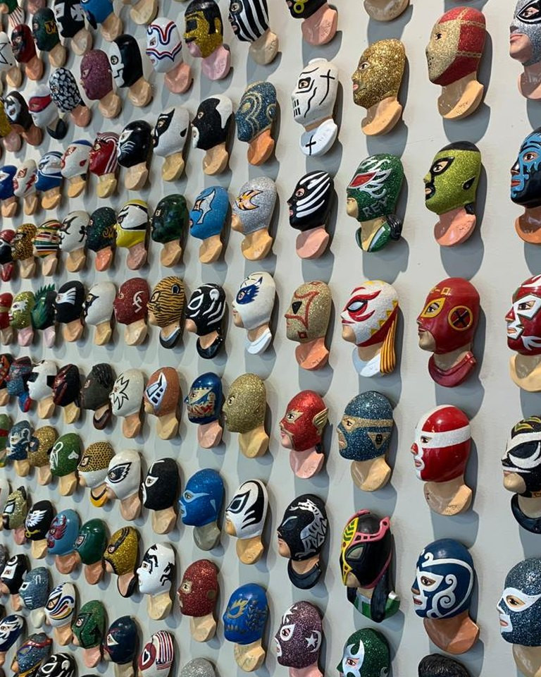 Muro de máscaras de luchador en Tijuana