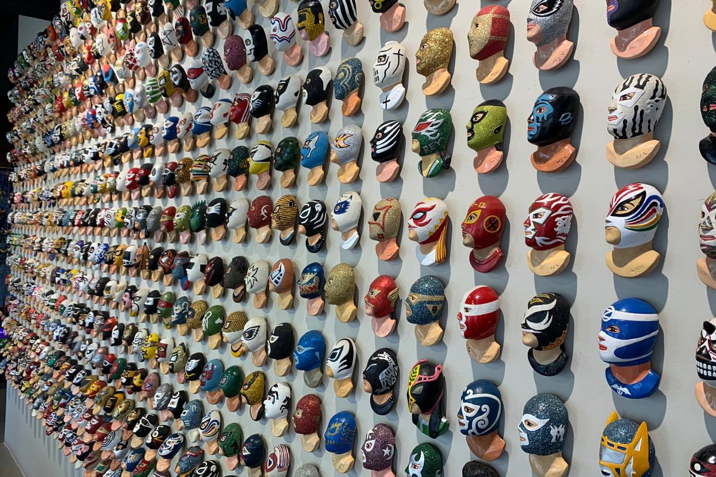 Muro de máscaras de luchador en Tijuana